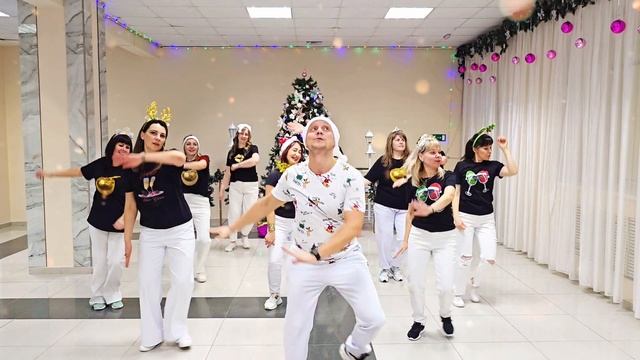 🎄Новогодних чудес 🌟
🎶 Зима холода - Андрей Губин
Хорео: Никита Васильев Zumba NVDance. Zumba