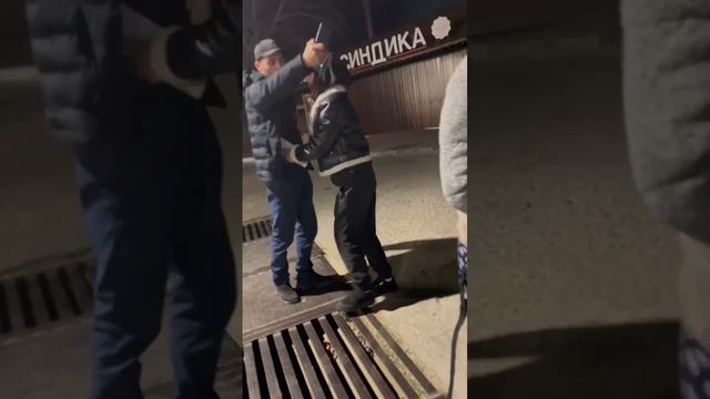В Анапе двое пьяных мужчин пытались отнять у волонтеров испачкавшихся в мазуте птиц.