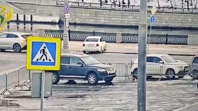 ‼️Автомобиль с людьми упал в Москву-реку‼️