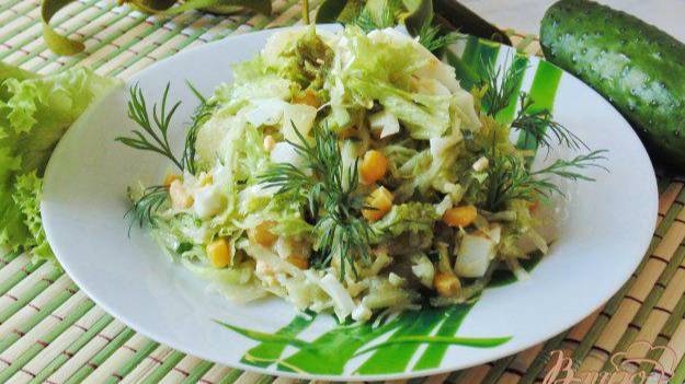 Салат из ананасов,  огурцов и кукурузы