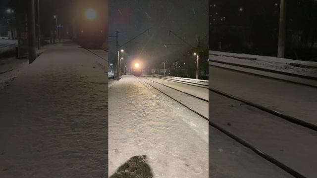 Электропоезд ЭД9М-0038 прибывает на о.п. Товарная (497 км)