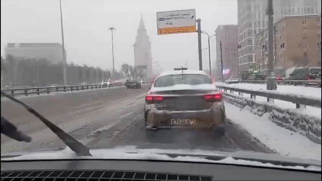 Рено Логан1 в зимней Москве.
