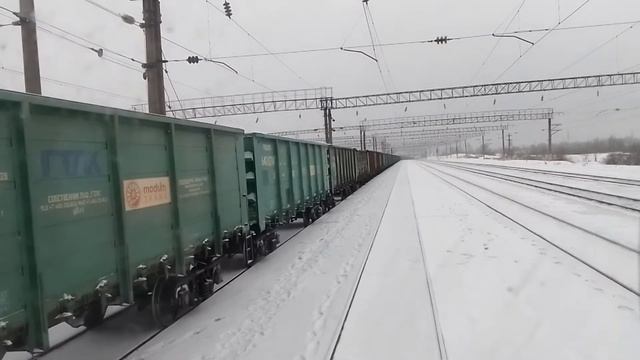 Тепловоз медленно заходит на станцию.