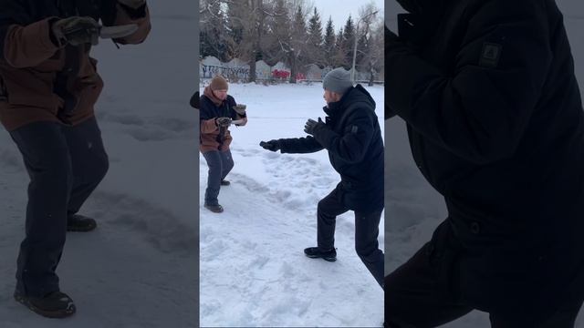 Не спортзал, много не напрыгаешь. Поскользнулся на льду — считай погиб. Боец не выбирает место боя.