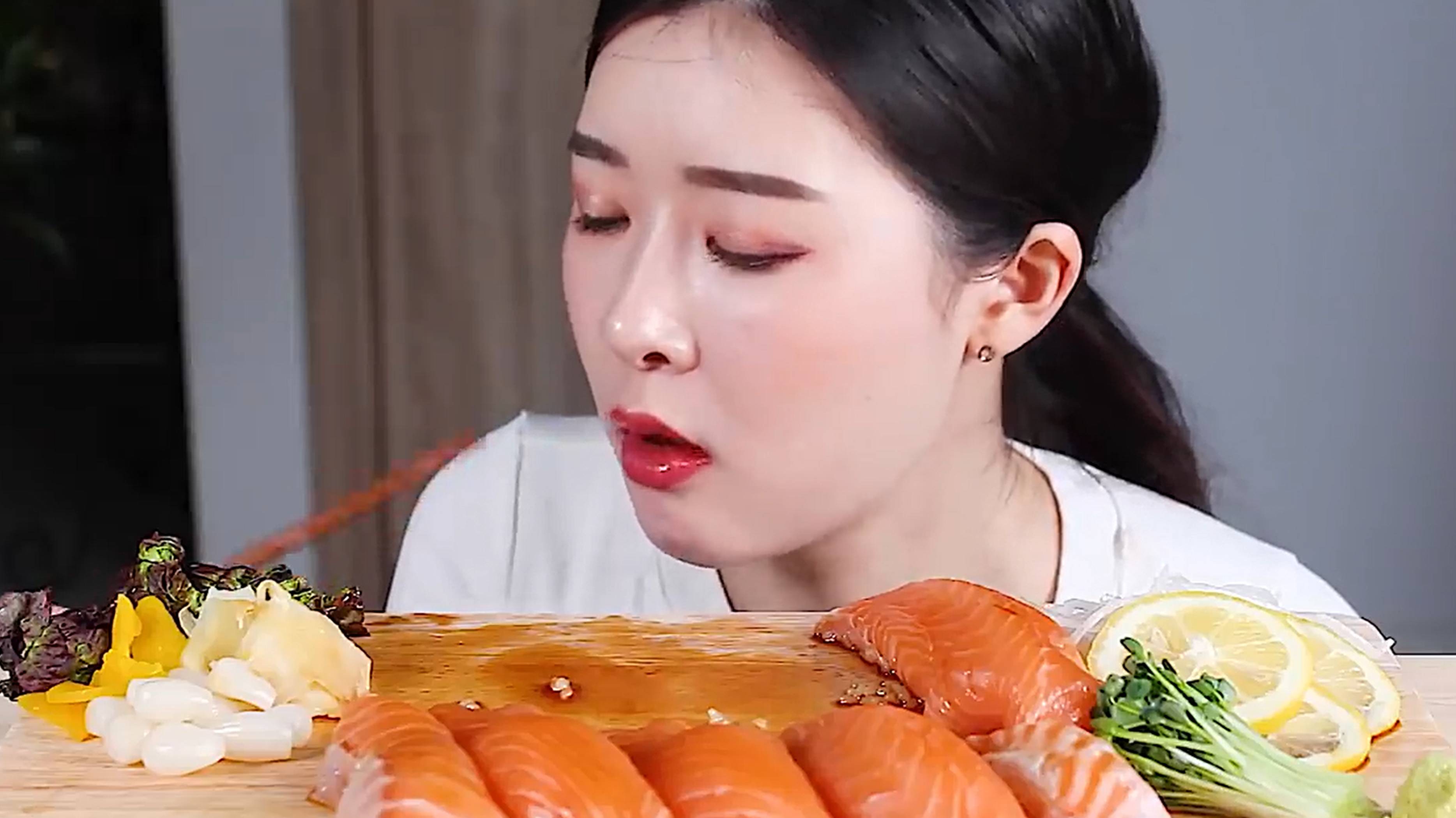 Едим вкусную рыбу || ЛОСОСЬ || ASMR ||MUKBANG