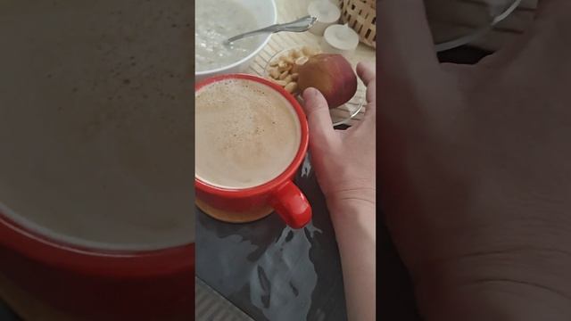 завтрак с геркулесовой кашей с молоком кофе с молоком персик  орехи