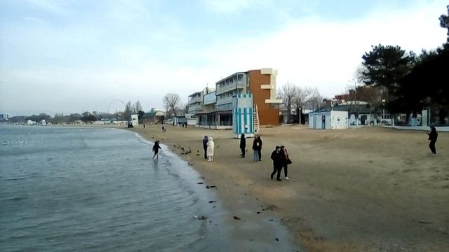 Анапа. Парень зашёл в воду.