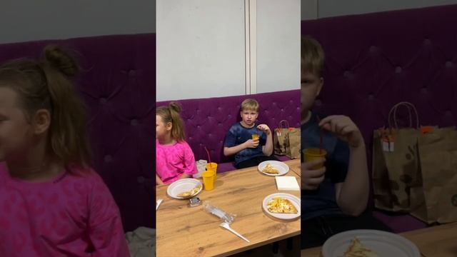 Поздравление с днем рождения. вынос торта