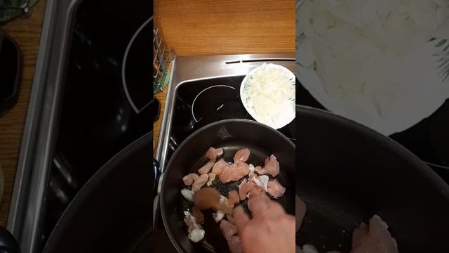 Курицу с капустой потушу-всех за стол я приглашу!