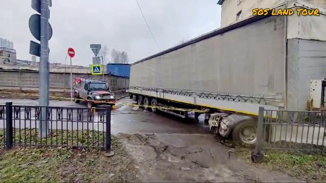 Фура застряла на перекрестке