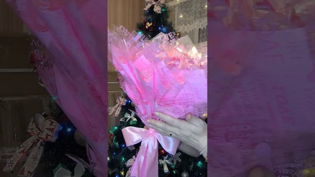 Букет из розовых атласных роз