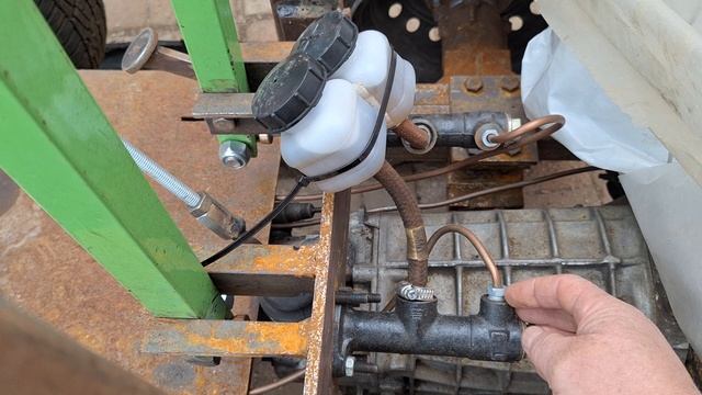 Гусеничный минитрактор. Цилиндры и рычаги для управления.