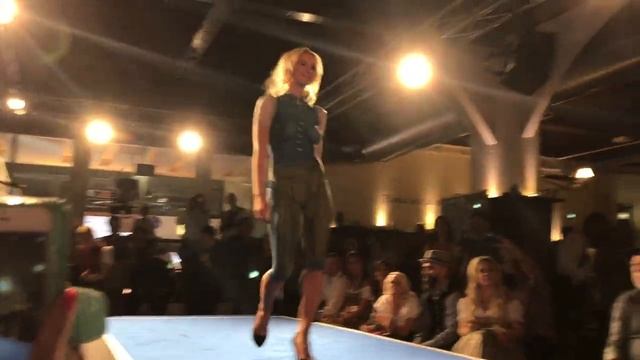 Body Painting - Hautnahes Dirndl perfekt inszeniert. Angermaier Trachtennacht jugendfrei.