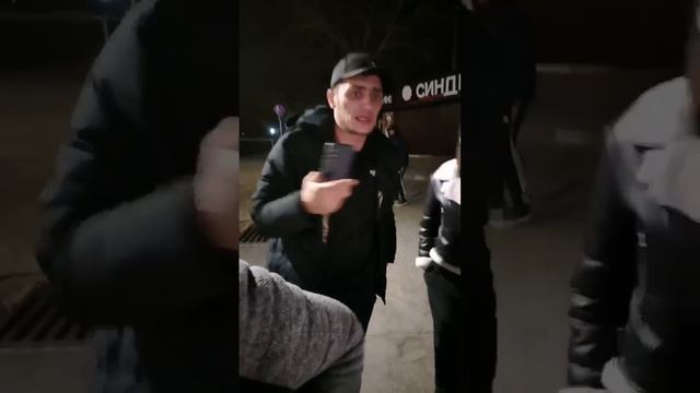 В Анапе двое пьяных мужчин пытались отнять у волонтеров испачкавшихся в мазуте птиц.