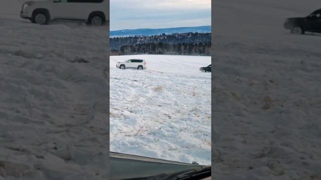 Крузак по снегу в поле