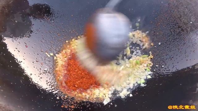 【陕北霞姐】羊头羊肚羊蹄子，霞姐炖陕北全羊宴，爆炒＋烩羊汤，羊杂碎泡米饭猛香了！