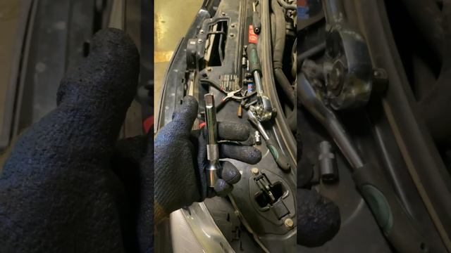 Как Легко Поменять Свечи На V12 #mercedes #automobile #ремонт #лайк #полезно  #авто #топ