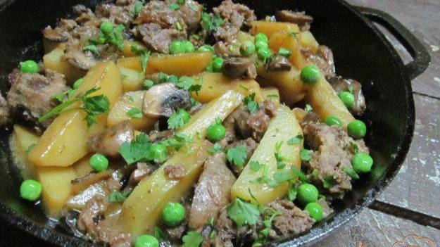 Тушенный картофель с грибами и колбасками