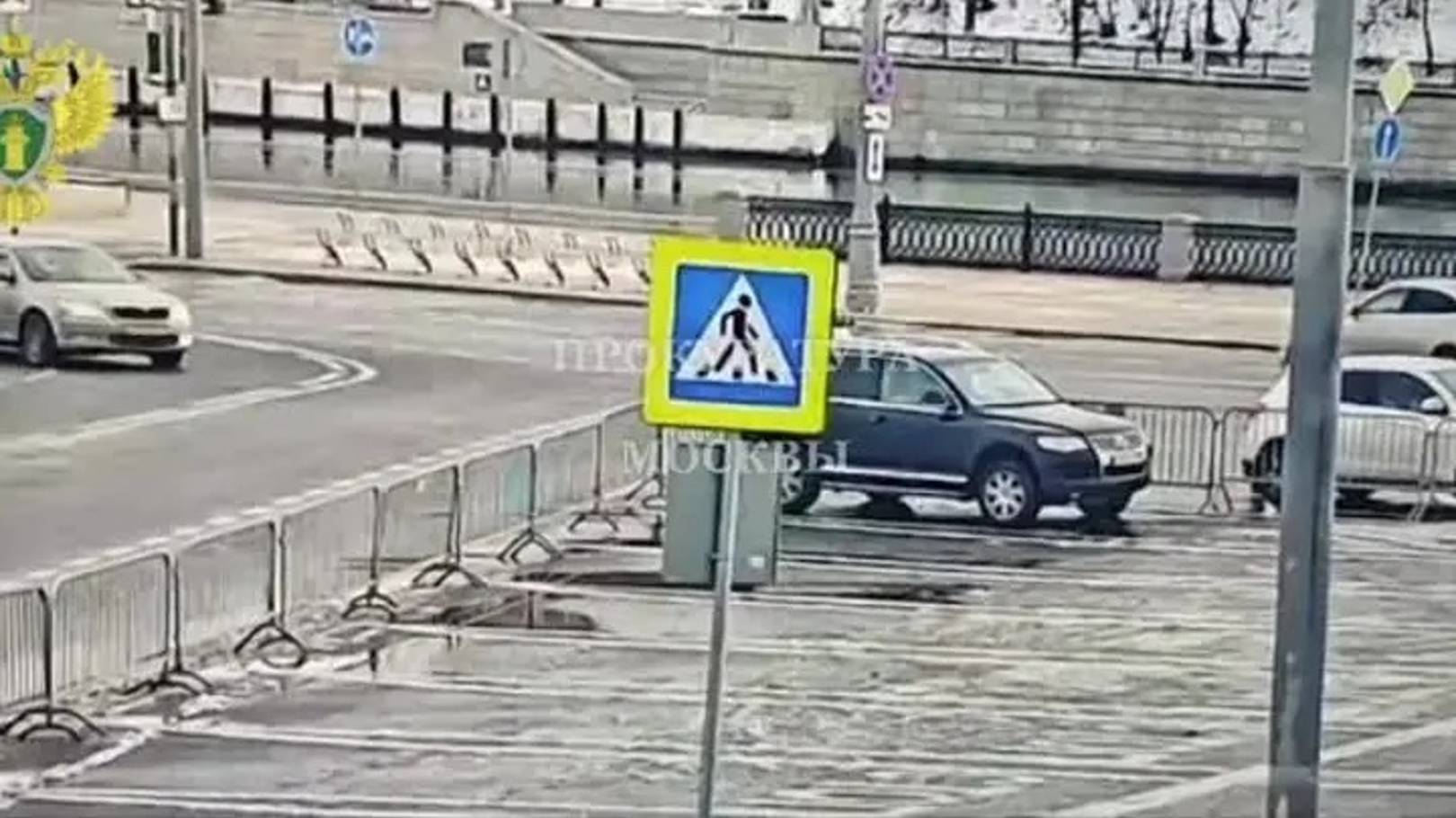 Машина упала в Москву-реку