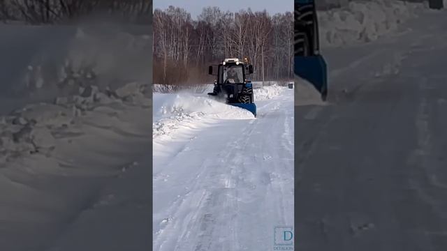 МТЗ чистит дорогу