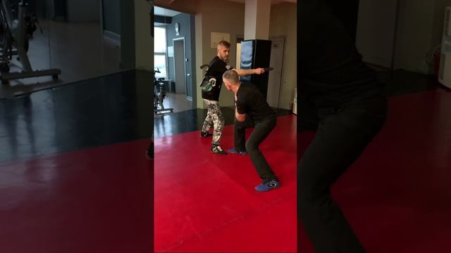 Нож на нож. Варианты сбива вооруженной руки и моментальной контратаки.