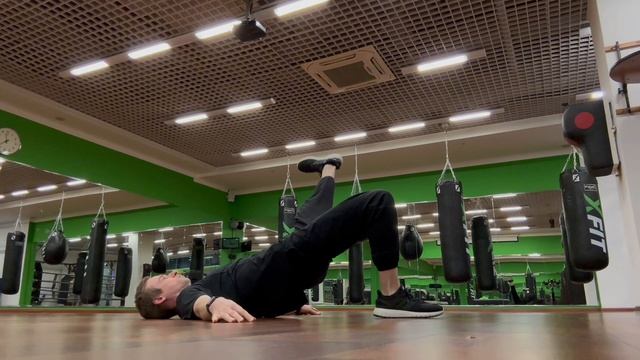 Эксцентрическое приведение бедра в ягодичном мостике