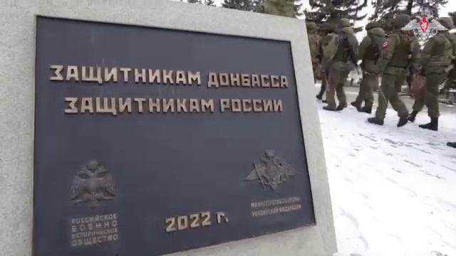 Российских военнослужащих из группировки «Центр» наградили возле комплекса «Саур-Могила»

Как сообщи