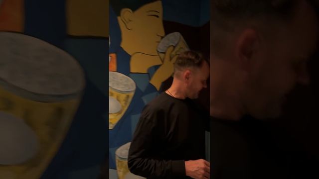 Krombacher — немецкий Пилснер премиум-класса N1. Ресторан имени этого пива премиальный во всём