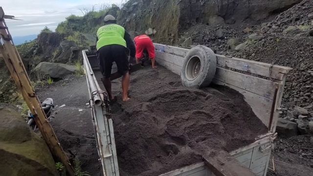 Строительство, шахтёры снова копают песчаные скалы