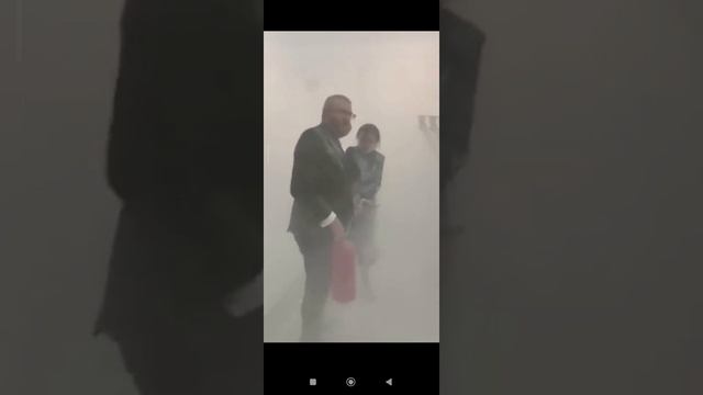 ПОЛЬСКИЙ ДЕПУТАТ ИЗ ОГНЕТУШИТЕЛЯ ПОТУШИЛ МИНУТУ В СЕЙМЕ