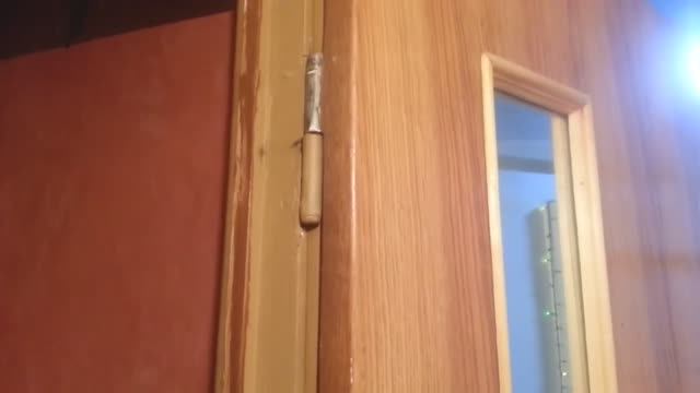 Чтобы дверные петли не скрипели...