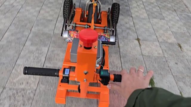 Буксировщик для самолетов и авиатехники производства Игоря Авдеева г.Самара