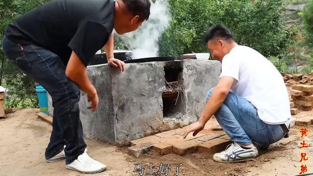 「红烧牛棒骨」小波找霞姐求救，雨天兄弟俩被淋成了落汤鸡，吃完感觉值了！【黄土兄弟】