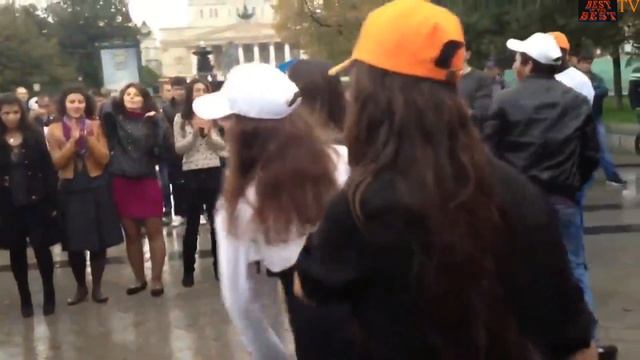 Настоящие Армянки и Армяне Танцуют на фестивале "Золотой Гранат" в центре Москвы.