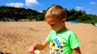 Влад и Никита играют на пляже | Подборка видео для детей
