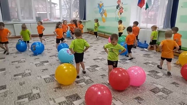 Подвижная игра "Раз, два, три- фитбол подними!"