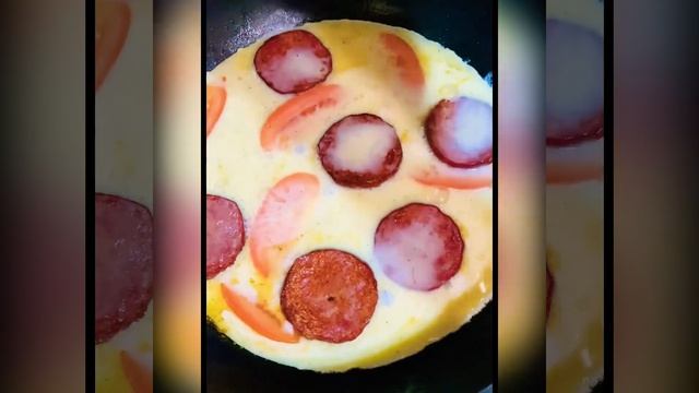 Как в деревне.Омлет с колбасой и помидорами