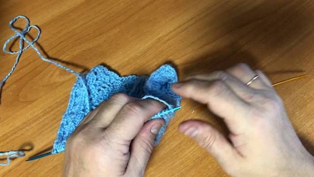 Таким узором спицами красиво получатся плечевые изделия и головные уборы!