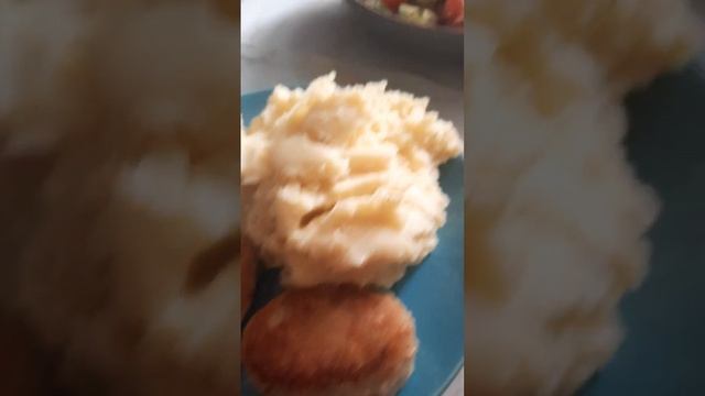 рыбные котлеты и пюре с салатом