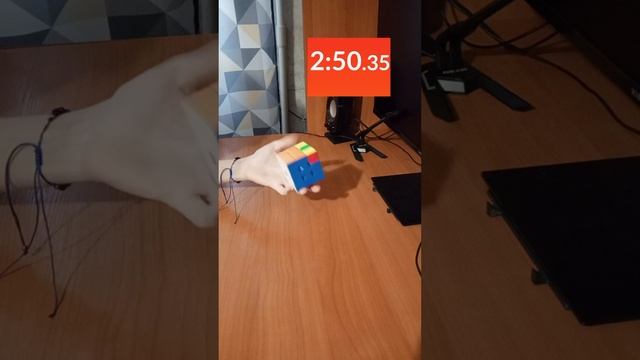 собрала кубик 3 на 3 одной рукой