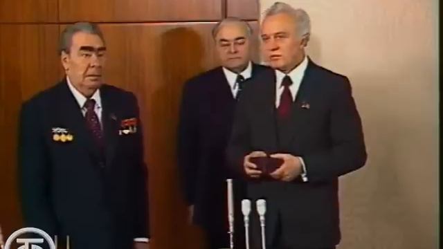 Брежнев награждает 1978