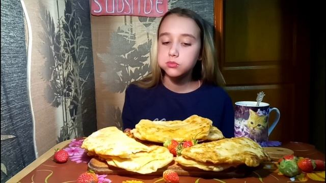 Мукбанг|чебуреки с сыром 🍕 Празднуем 50 подписчиков🎂🥳🥰✨🔥