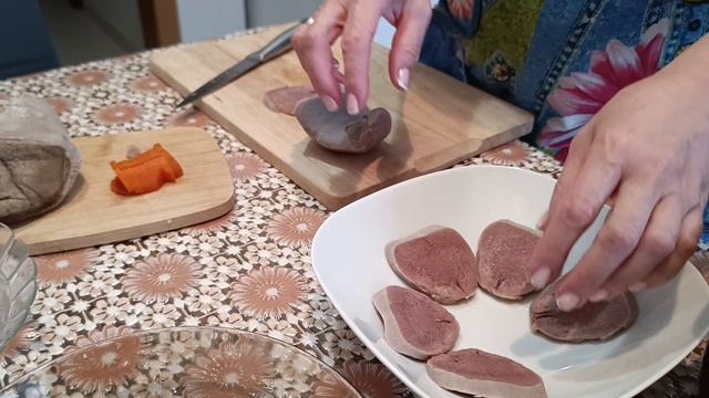Заливное из говяжьего языка, очень вкусно🤤