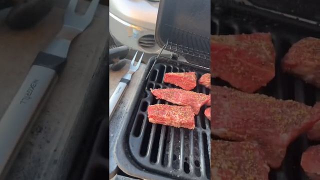 High heat and tender meat. Elk and Tri Tip steaks.