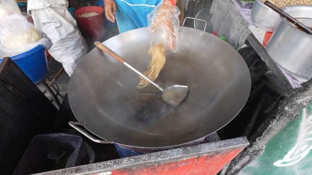 Thailand Food - 50 years of history ! Original Giant pad thai #streetfood #foryou