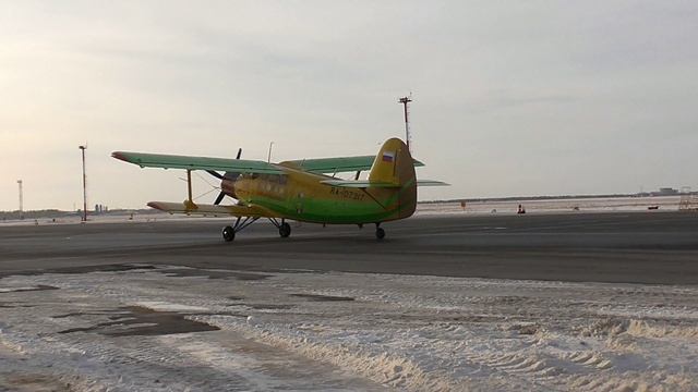 Ан-2, гнёт винты, рассекает воздух!