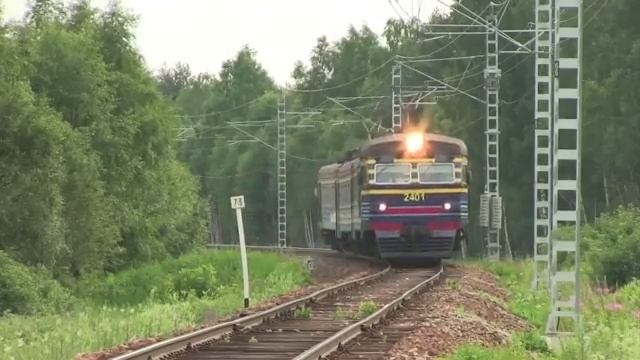 Поезд едет под хардбас