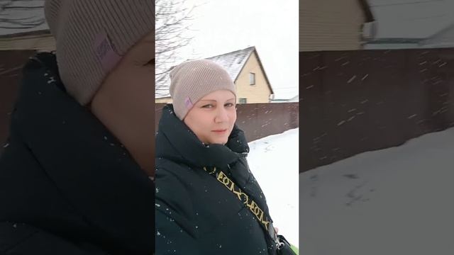 Снег кружится летает летает...