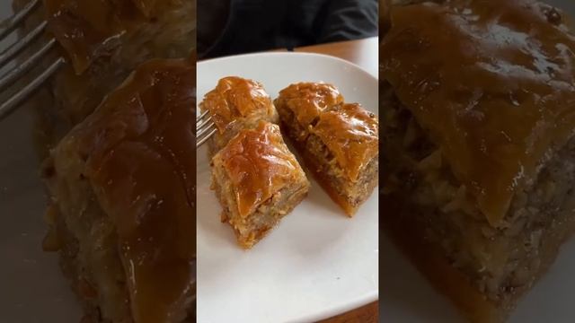 TURKISH BAKLAVA BAKLAVA NASIL YENİR😋😁#baklava #turkishbaklava #shorts