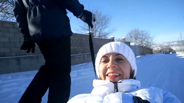муж меня катает на ватрушке